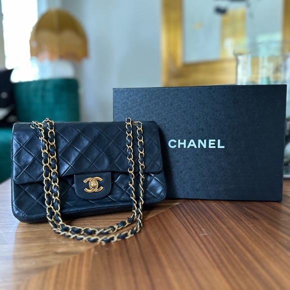 Chanel Classic Vintage Black Matelasse Medium Double Flap Bag - Picture 2 of 12